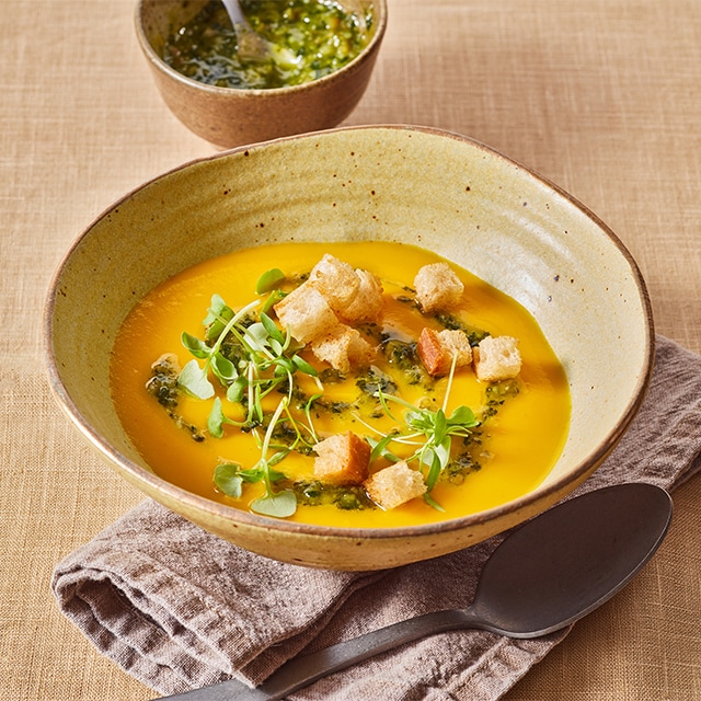 Wortel pureesoep met sinaasappel & gember en wortelloof pesto Wortel pureesoep met sinaasappel & gember en wortelloof pesto